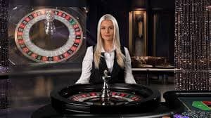 Người dùng Việt Nam theo dõi cấp VIP Royal Club trên điện thoại Android
